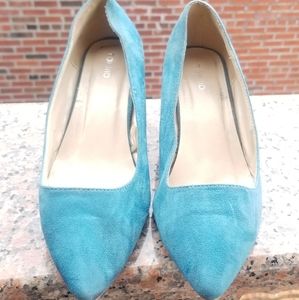 Blue kitten heel pointy toe shoes